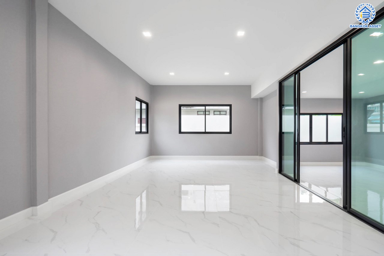 บ้านมือสองตกแต่งใหม่ ม.กฤษดานคร18 บรมราชชนนี เนื้อที่ 125 ตร.ว. บนพื้นที่ใช้สอยมากถึง 353 ตร.ม. อีกระดับของฟังก์ชัน 4 ห้องนอน 4 ห้องน้ำ 1 ห้องอเนกประสงค์ 1 ห้องแม่บ้าน จอดรถได้ 2 คัน บรรยากาศสุด Private บนทำเลศักยภาพเชื่อมต่อหลายเส้นทาง ใกล้เซ็นทรัลปิ่นเกล้า ม.มหิดล และทางด่วน "กาญจนาภิเษก"...